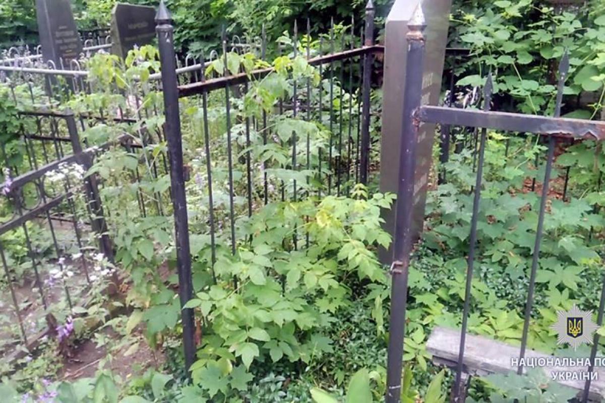 В Харькове мужчину задержали за надругательство над могилами 