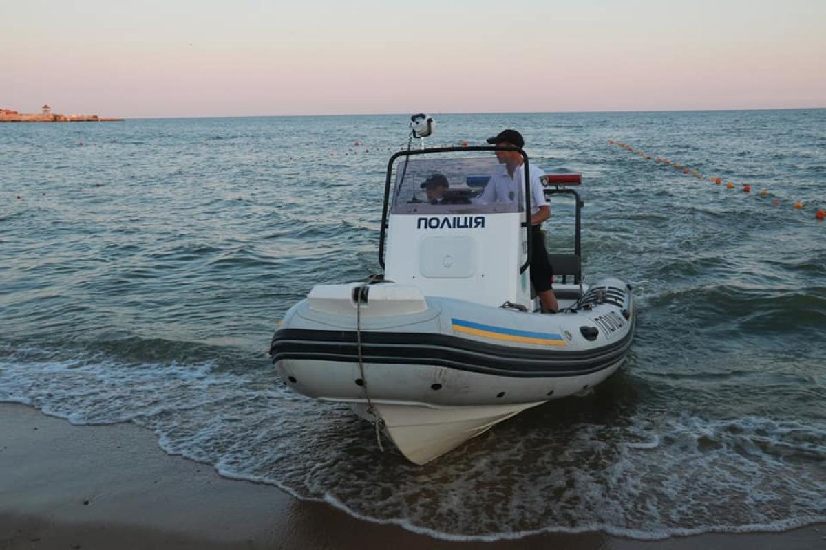 В Мариуполе водный патруль полиции вытащил из моря пьяного утопающего