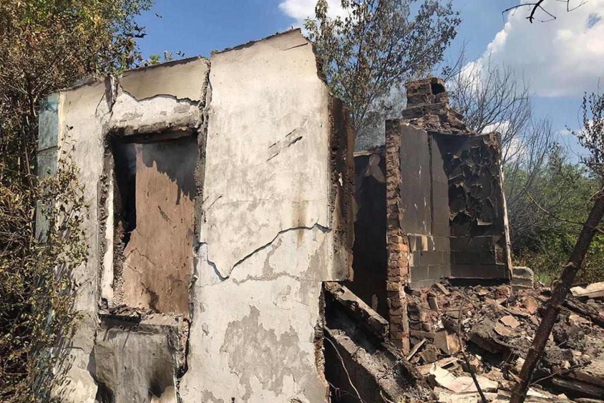 Боевики обстреляли дома мирных жителей в Пивденном: обнародованы фото разрушений Боевики обстреляли дома мирных жителей в Пивденном: обнародованы фото разрушений