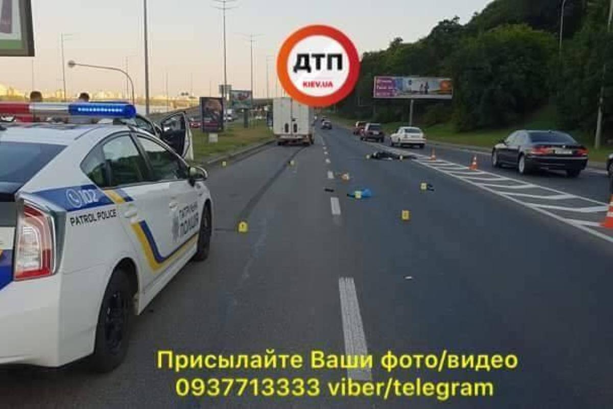 "Кровь по всему асфальту": Смертельное ДТП в Киеве парализовало движение (18+) "Кровь по всему асфальту": Смертельное ДТП в Киеве парализовало движение (18+)