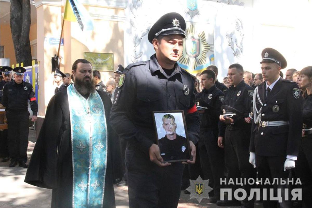 В Харькове попрощались с полицейским, которого застрелил преступник около мэрии В Харькове попрощались с полицейским, которого застрелил преступник около мэрии