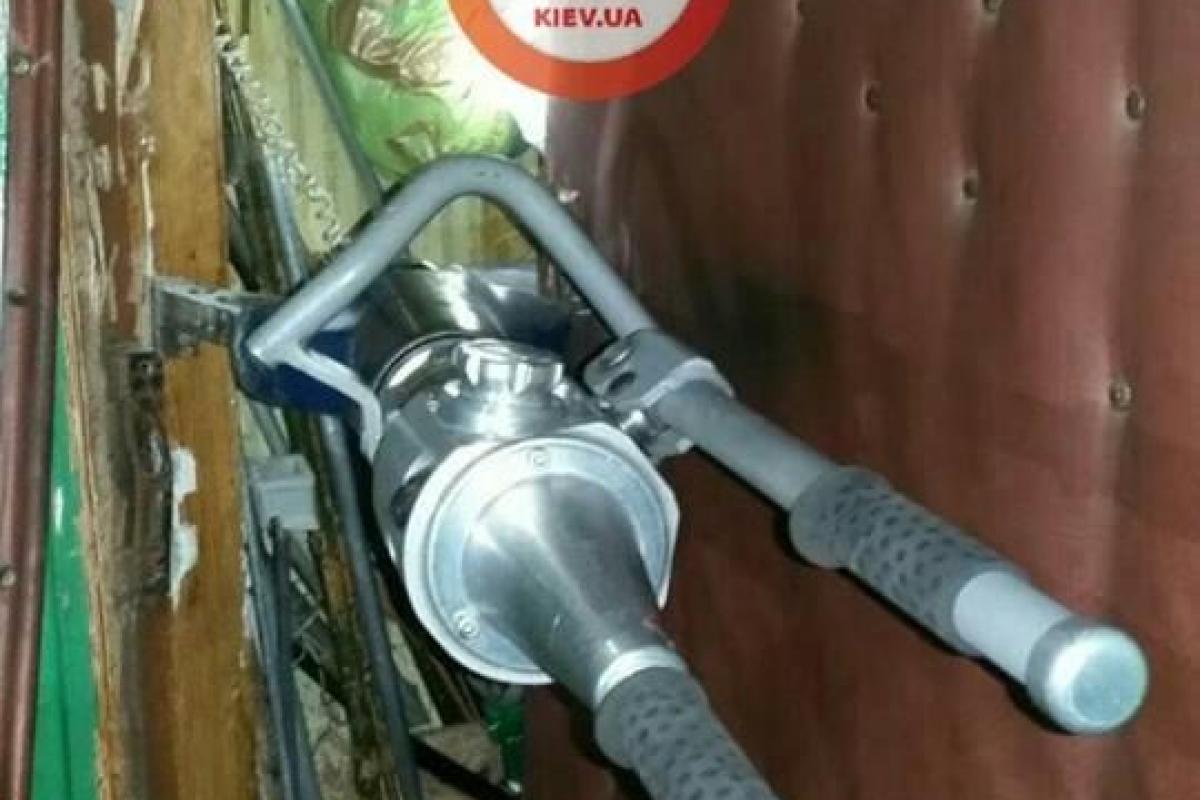 В киевской квартире, заваленной мусором, нашли труп 