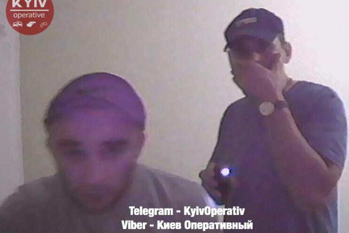 Квартирные воры в Киеве "засветились" на видео с камер наблюдения Квартирные воры в Киеве "засветились" на видео с камер наблюдения