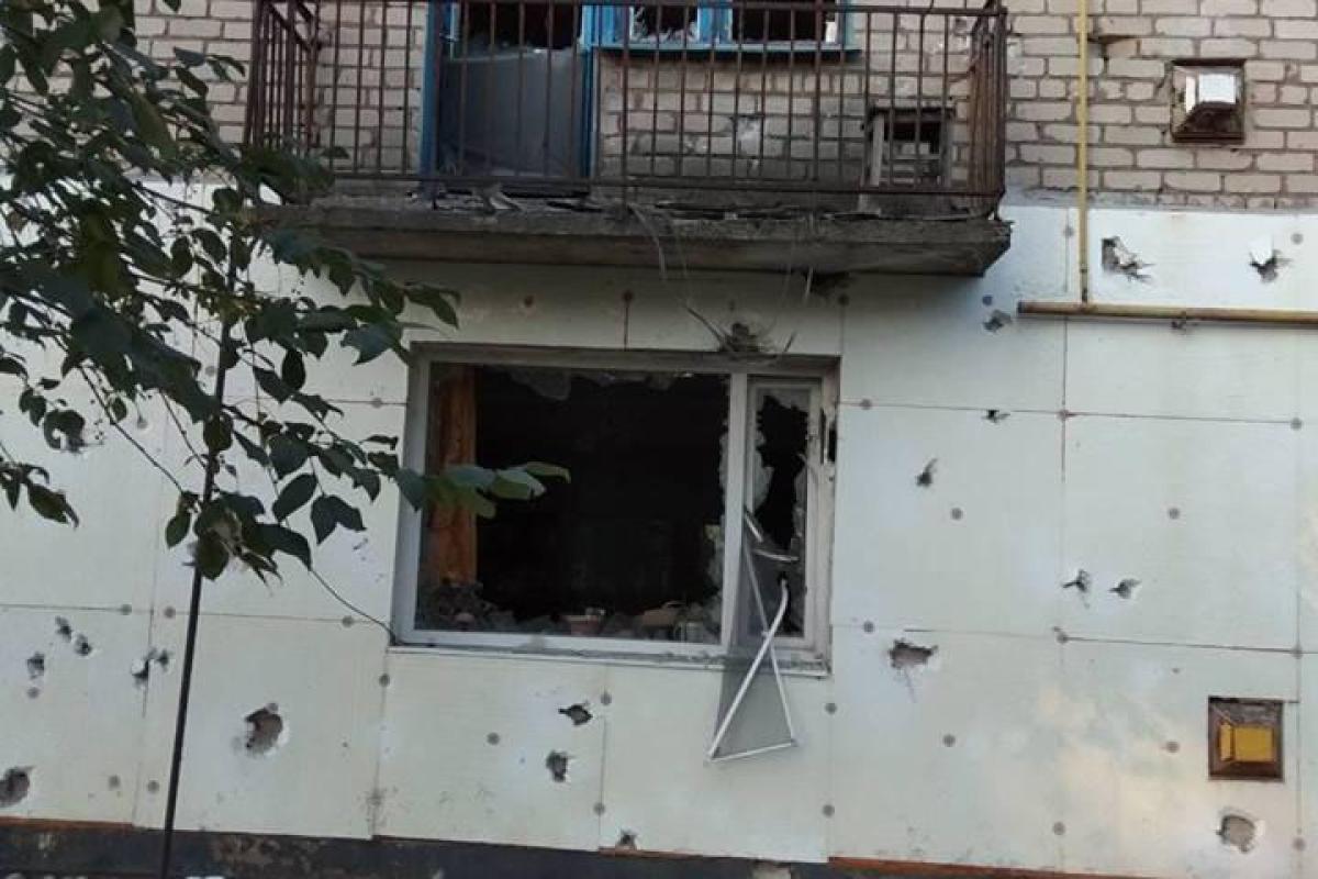 Боевики в День независимости Украины обстреляли село на Луганщине: жуткие кадры Боевики в День независимости Украины обстреляли село на Луганщине: жуткие кадры