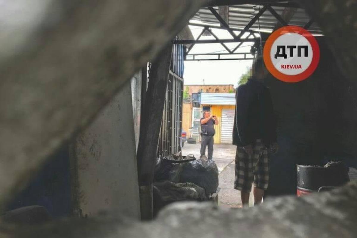В Киеве произошло самоубийство: молодой парень повесился в районе промзоны В Киеве произошло самоубийство: молодой парень повесился в районе промзоны