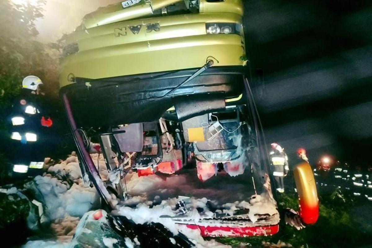 В Польше со скалы рухнул автобус с украинцами, много пострадавших, есть погибшие В Польше со скалы рухнул автобус с украинцами, много пострадавших, есть погибшие