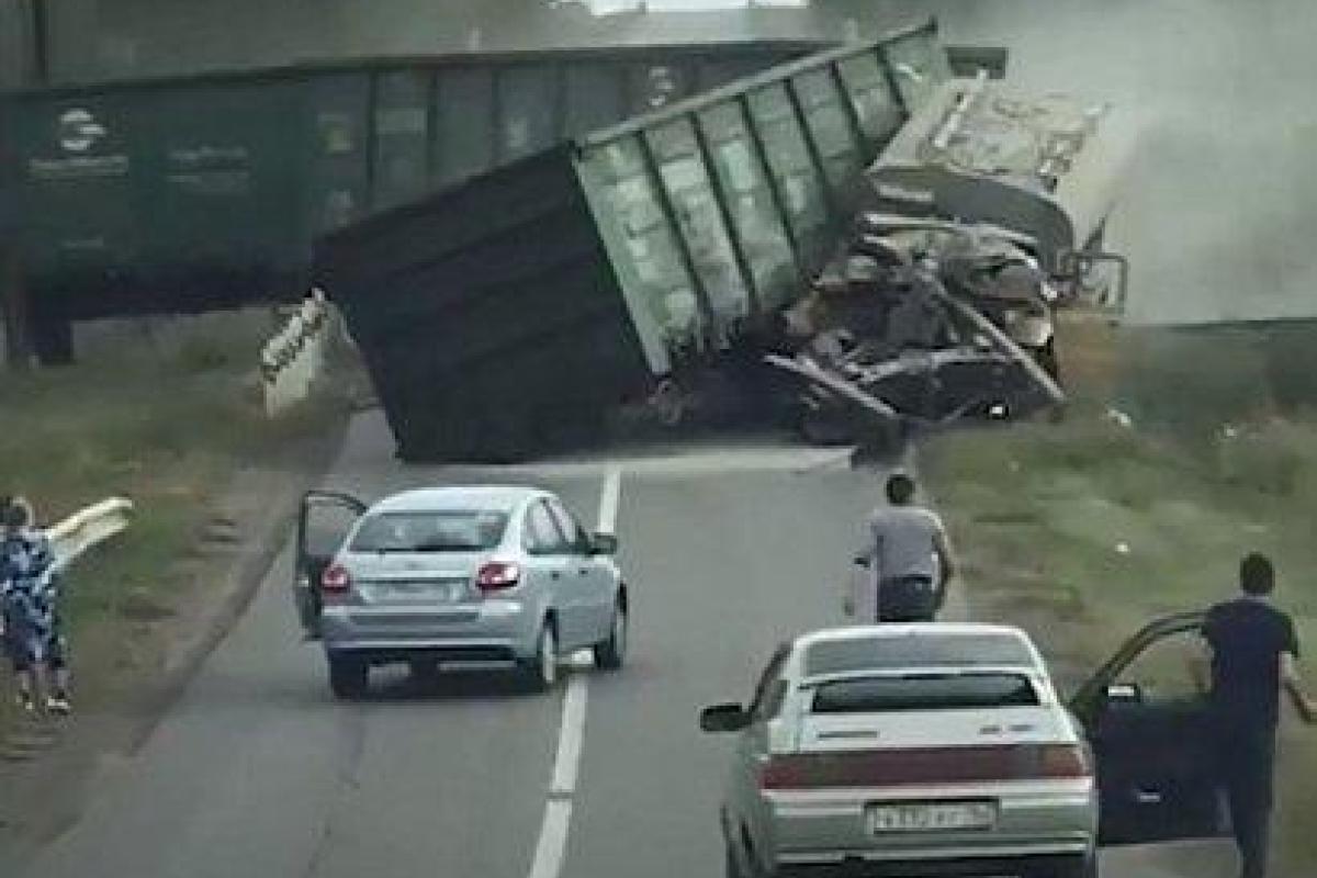 В Татарстане цементовоз протаранил товарный поезд