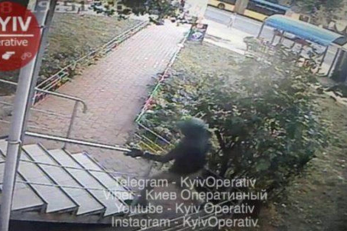 Дерзкое ограбление в Киеве и убийство охранника: очевидец снял на видео убегающих бандитов 