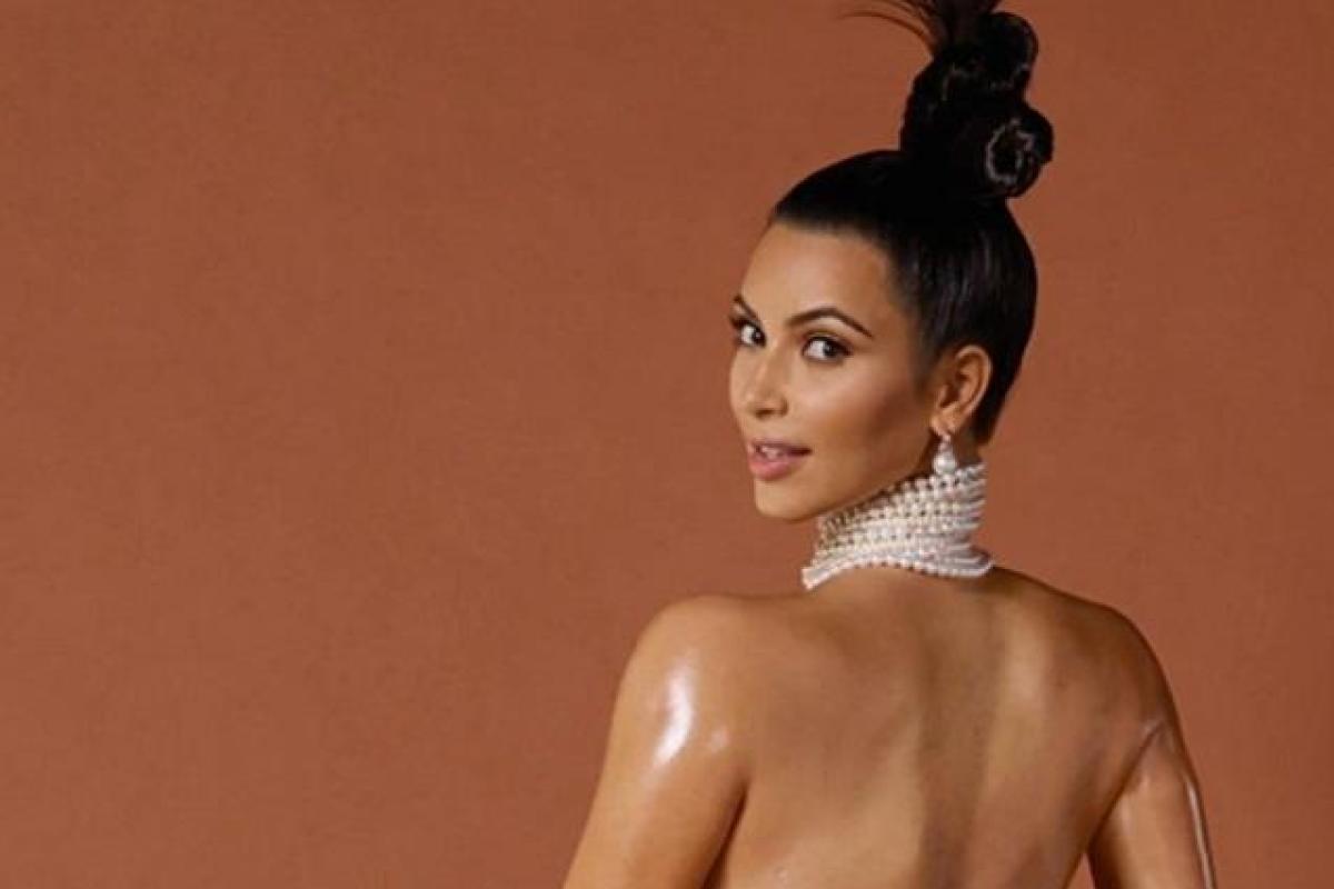 Нелепая поза Ким Кардашьян стала интернет-мемом Нелепая поза Ким Кардашьян стала интернет-мемом