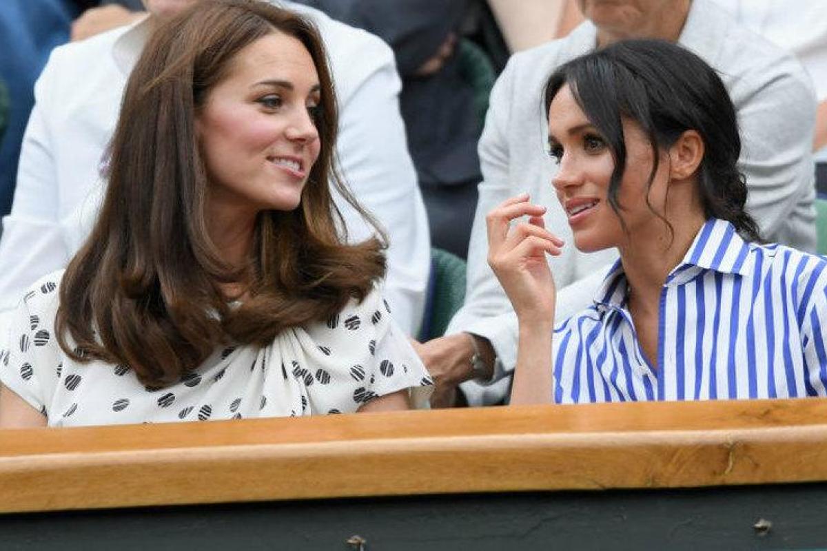 Королевский лайфхак: СМИ узнали, почему у Кейт Миддлтон и Меган Маркл никогда не задирается юбка