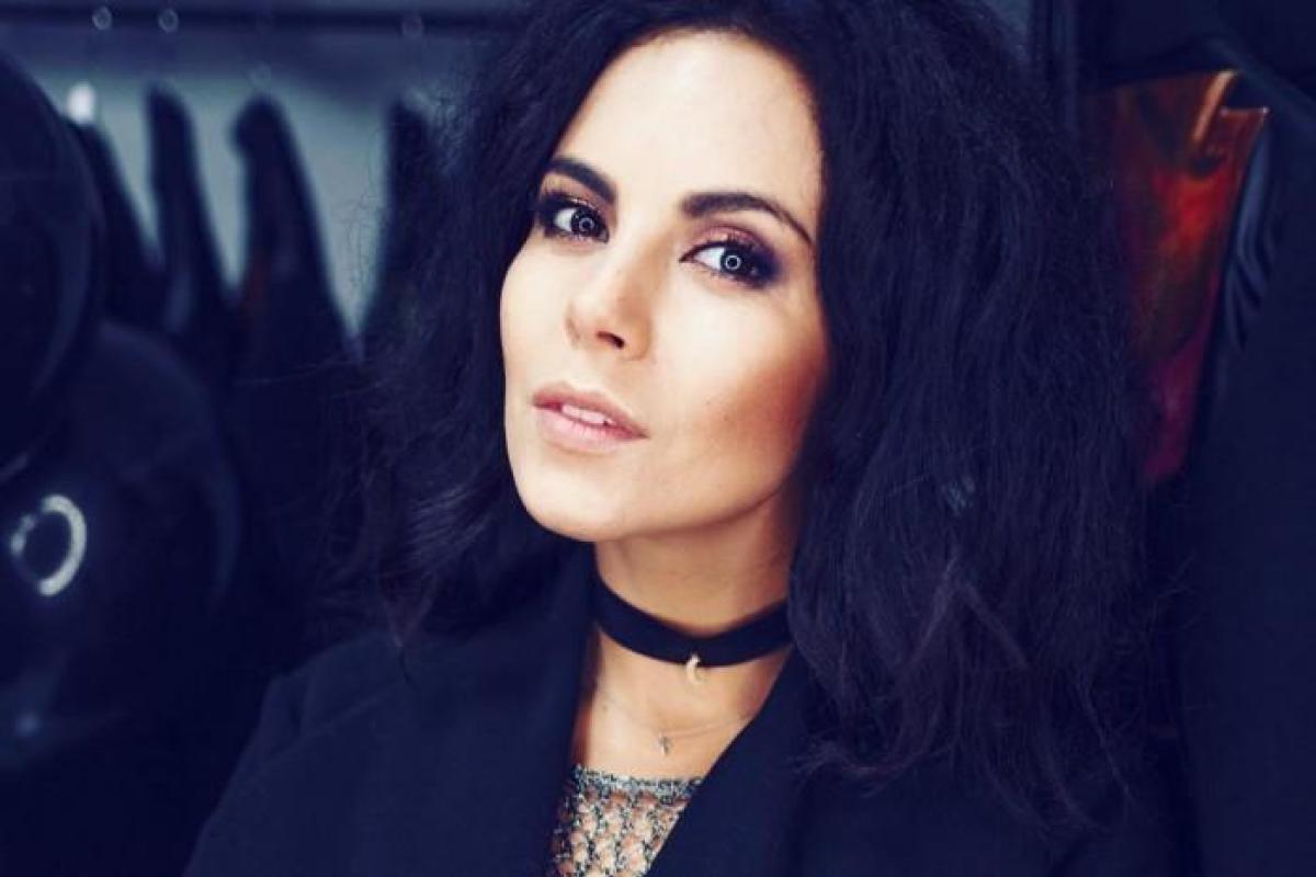 Настю Каменских в стильном концертном наряде сравнили с Анджелиной Джоли