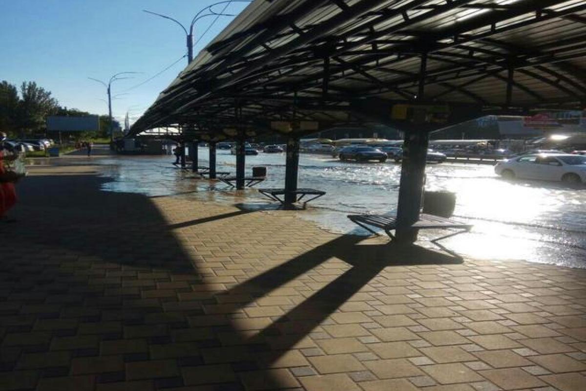 В Киеве бульвар Дружбы Народов утонул в фекалиях