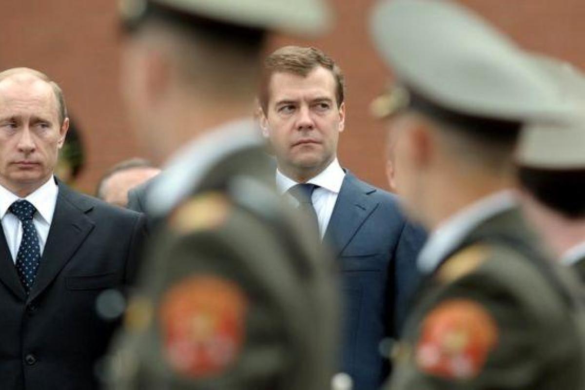 Из-за санкций рубль продолжает падать: в Кремле панически заявили о "войне"