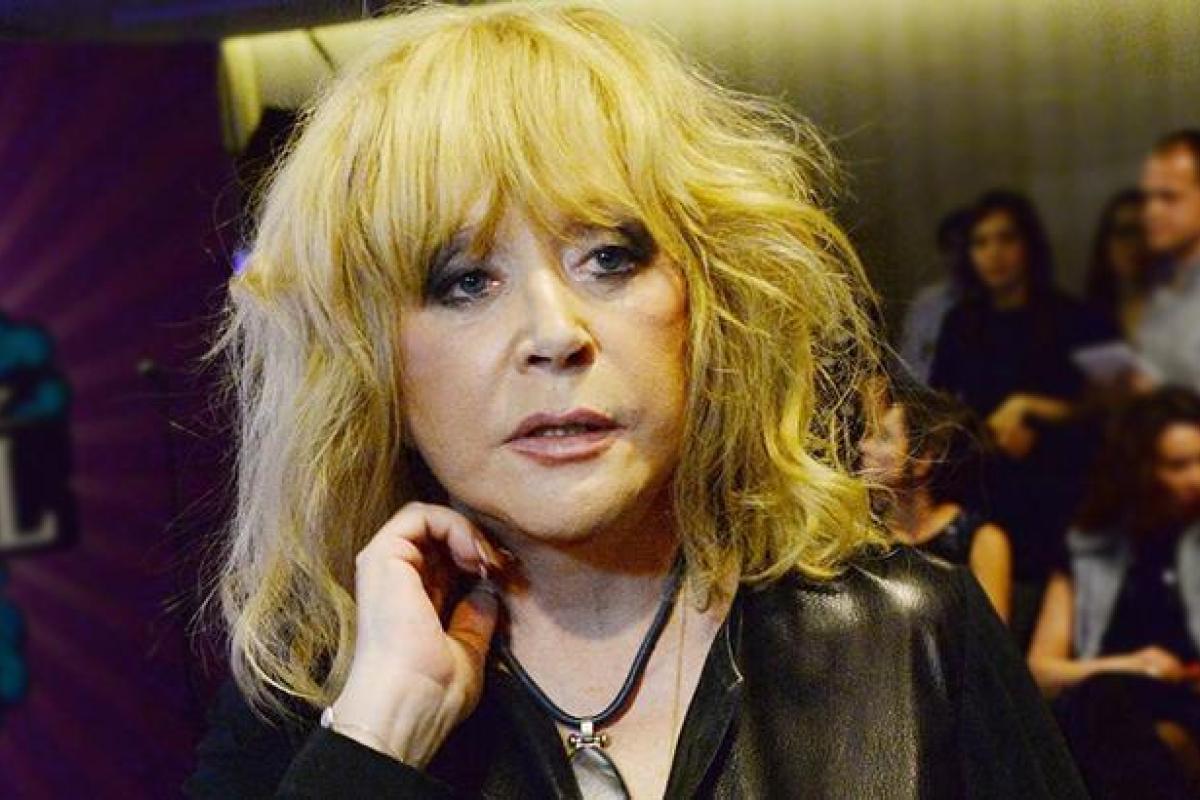 Пугачева в мини-шортах и гольфах сразила публику на концерте Лободы