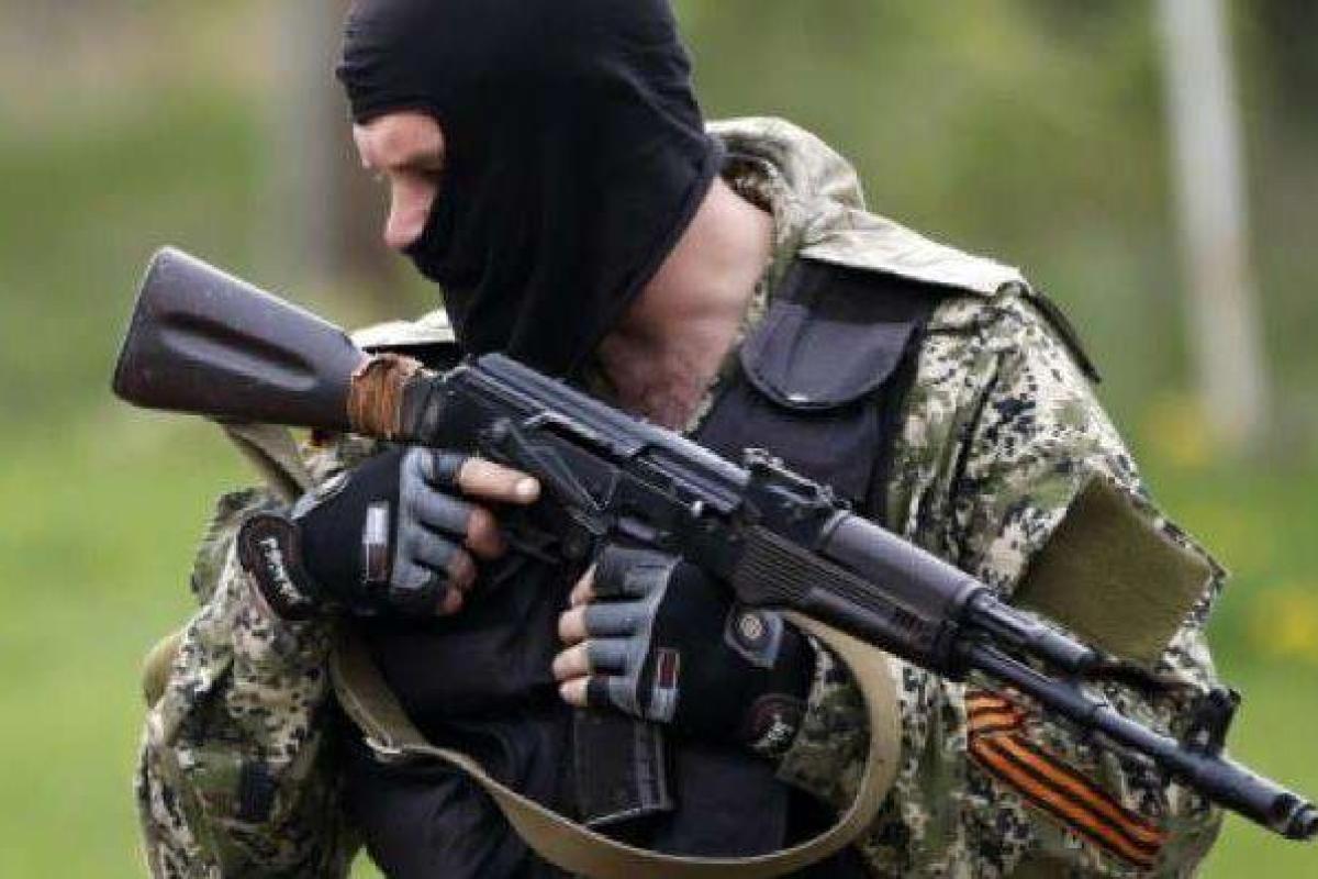В результате обстрела боевиков в Луганской области был поврежден жилой дом В результате обстрела боевиков в Луганской области был поврежден жилой дом