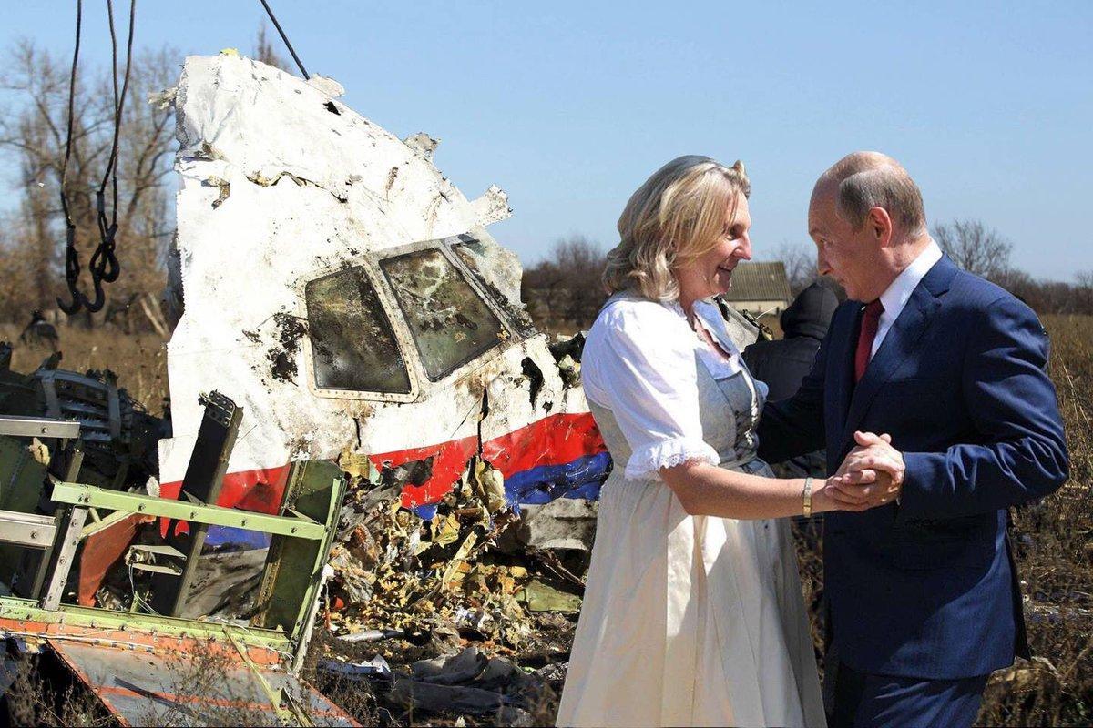 "Пляски с убийцей": Твиттер австрийского МИД атаковали жесткими фотожабами на танец Путина и Кнайсль "Пляски с убийцей": Твиттер австрийского МИД атаковали жесткими фотожабами на танец Путина и Кнайсль