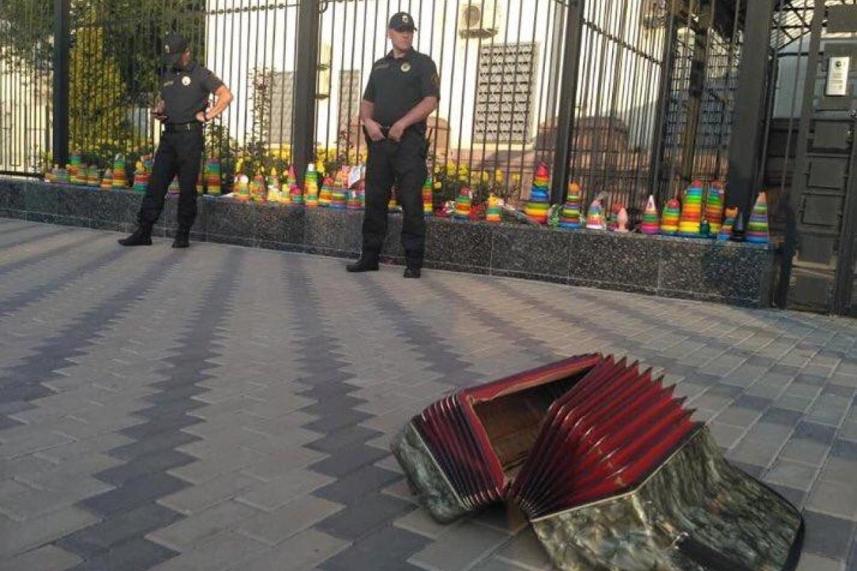 Под российское посольство в Киеве принесли порванный баян Под российское посольство в Киеве принесли порванный баян