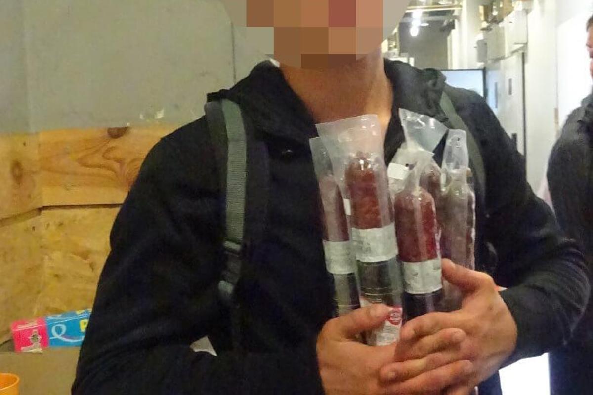 Пытался вынести из супермаркета колбасу: в Киеве парня задержали за кражу Пытался вынести из супермаркета колбасу: в Киеве парня задержали за кражу