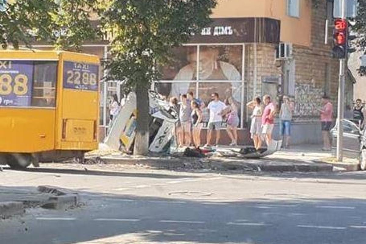 В Сумах полицейский автомобиль столкнулся с иномаркой и снес пешеходов: первые кадры с места ДТП В Сумах полицейский автомобиль столкнулся с иномаркой и снес пешеходов: первые кадры с места ДТП