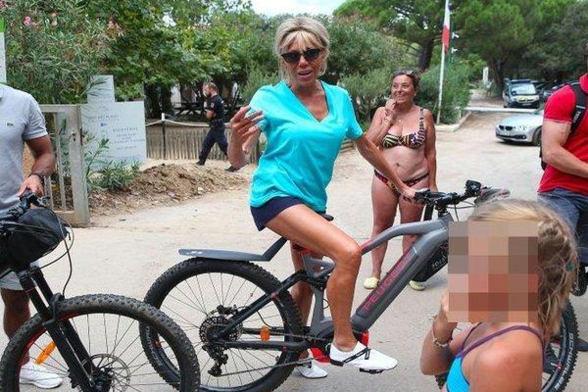 Первая леди Франции на отдыхе: 65-летняя Брижит Макрон произвела фурор своими стройными ногами Первая леди Франции на отдыхе: 65-летняя Брижит Макрон произвела фурор своими стройными ногами