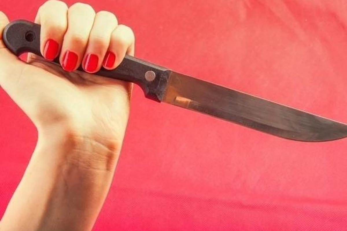 Ударила ножом сына, который сидел на шее: на Донетчине женщине сообщено о подозрении в совершении преступления Ударила ножом сына, который сидел на шее: на Донетчине женщине сообщено о подозрении в совершении преступления