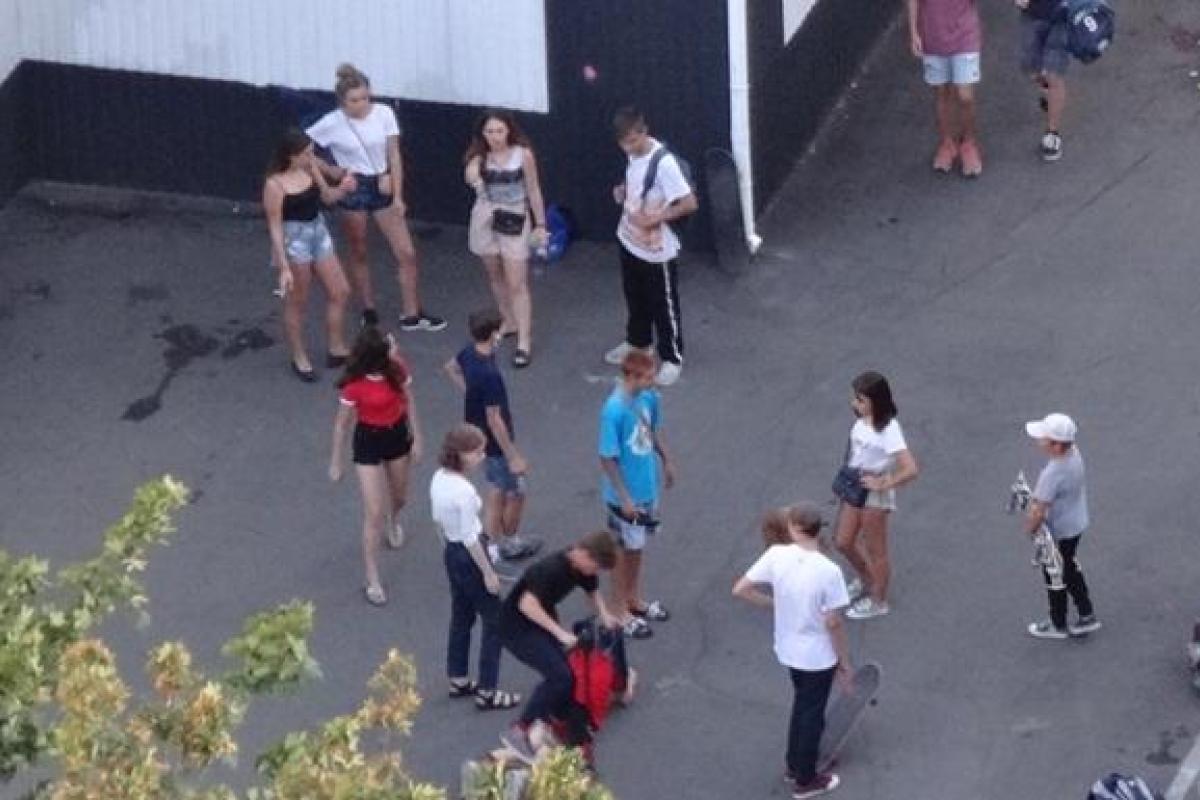 "Выпила 10 стаканов портвейна": в Харькове 15-летняя девушка валялась на тротуаре "Выпила 10 стаканов портвейна": в Харькове 15-летняя девушка валялась на тротуаре