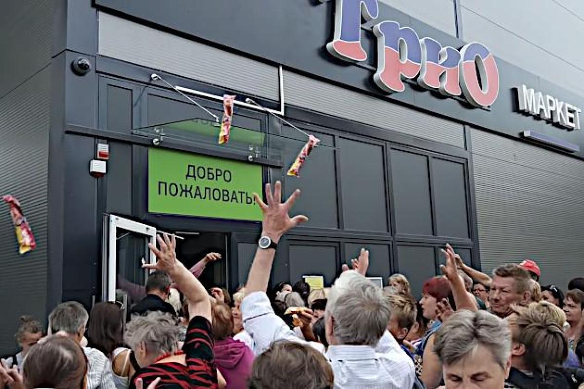 В Минске люди устроили настоящую давку за бесплатным мороженым