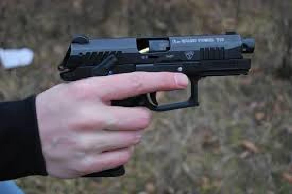 В Днепре девушке прострелили лицо В Днепре девушке прострелили лицо