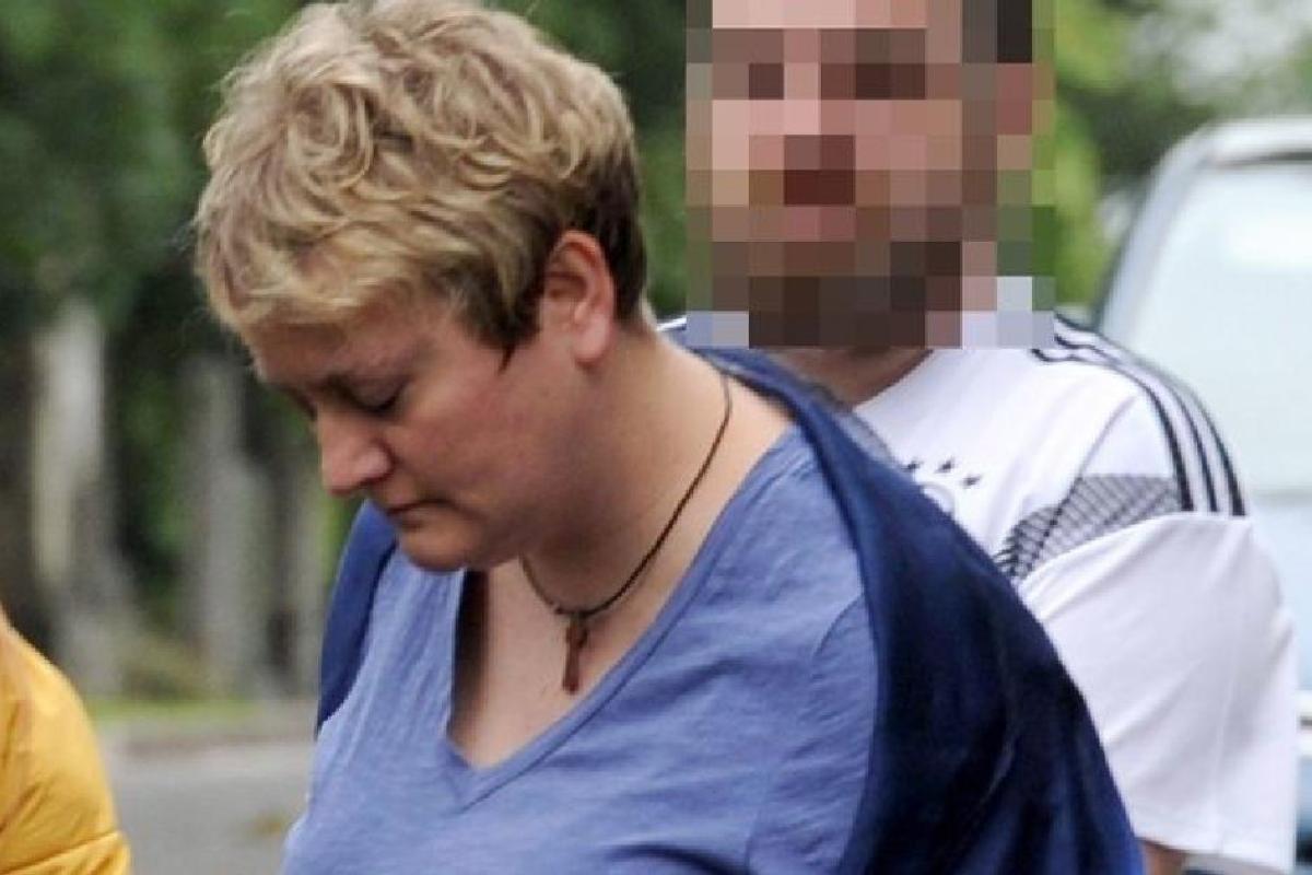 В Шотландии школьница застала пьяную учительницу музыки в постели с 17-летней одноклассницей 