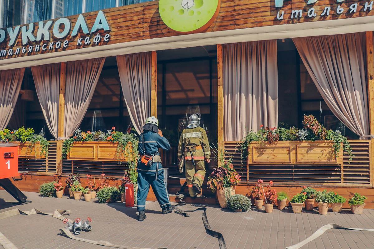 В центре Киева загорелся ресторан, в котором находились люди В центре Киева загорелся ресторан, в котором находились люди
