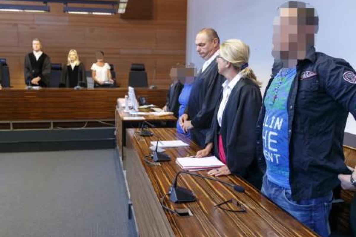 В Германии осудили мать и отца за изнасилование и продажу сына педофилам В Германии осудили мать и отца за изнасилование и продажу сына педофилам