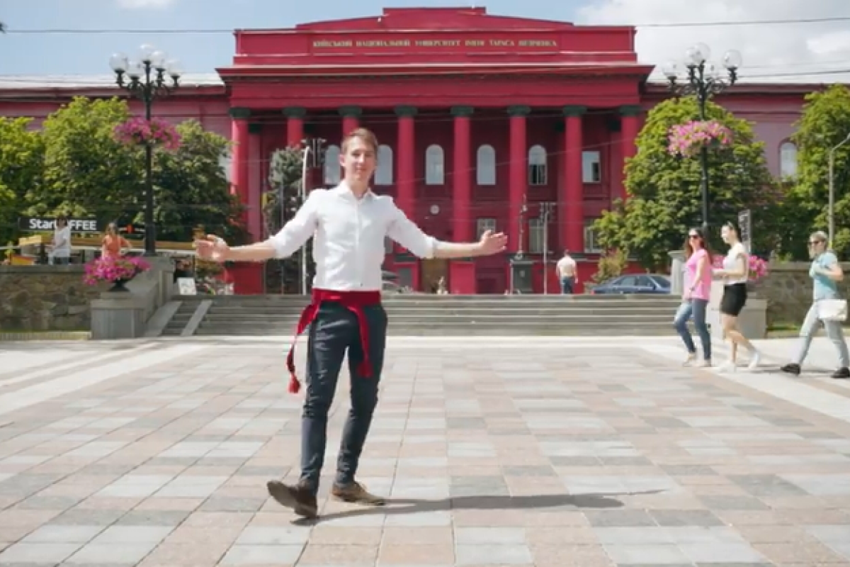 Британские дипломаты станцевали украинский танец ко Дню Независимости Украины Британские дипломаты станцевали украинский танец ко Дню Независимости Украины