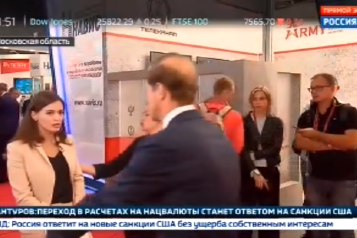 Российская журналистка упала в обморок в прямом эфире во время интервью с министром