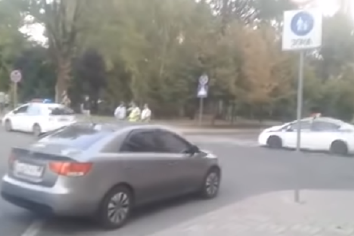 Смерть Захарченко: появились первые видео с места взрыва в Донецке Смерть Захарченко: появились первые видео с места взрыва в Донецке