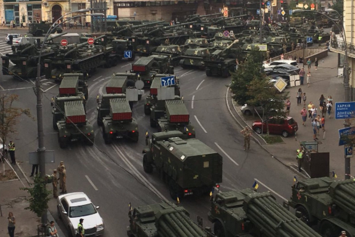 "Едут на Донецк": Пробка из военной техники в Киеве поразила соцсети