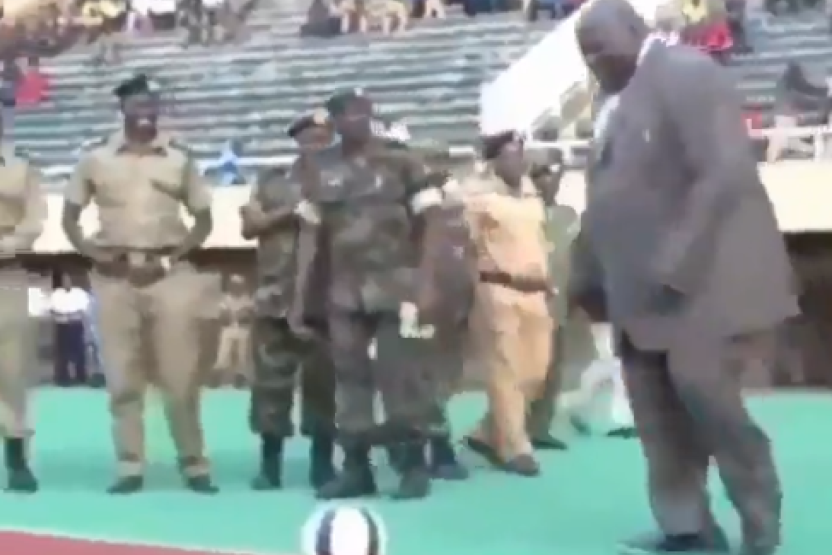 Футбольная Премьер-лига открылась фееричным падением политика: видео набирает популярность в сети Футбольная Премьер-лига открылась фееричным падением политика: видео набирает популярность в сети