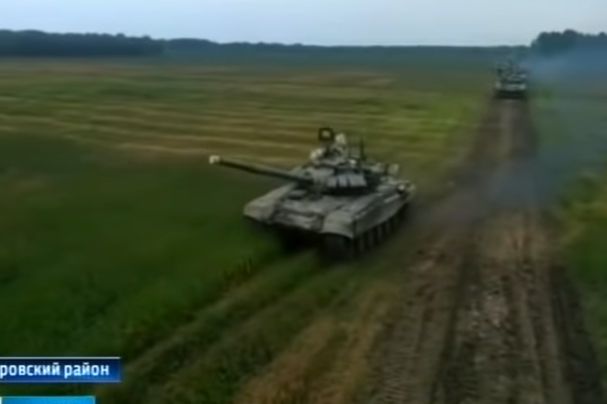 Российские военные "перепахали" боевой техникой засеянное поле: фермеры вывели комбайны против танков