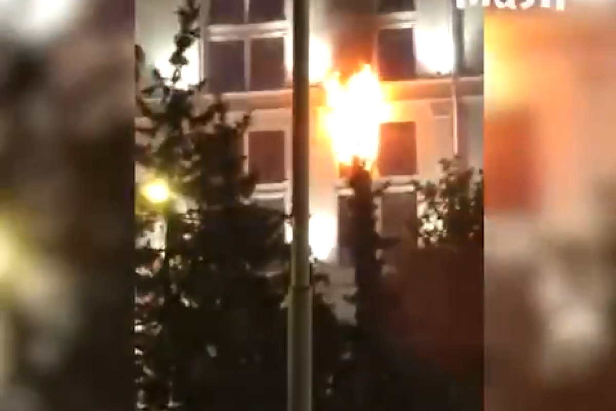 "Рубль, держись": В Москве полыхает здание Центробанка РФ "Рубль, держись": В Москве полыхает здание Центробанка РФ