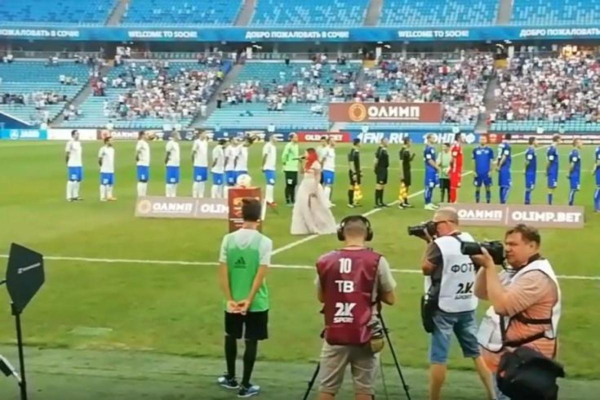 Украинский футболист отвернулся от флага России во время исполнения гимна