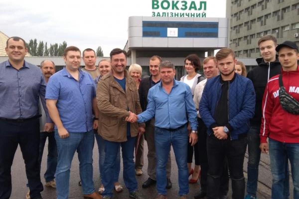 Члены украинской партии отправились в ОРДЛО и подписали "декларацию о мире" Члены украинской партии отправились в ОРДЛО и подписали "декларацию о мире"