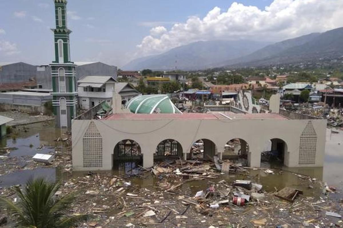 Цунами в Индонезии: около 400 человек погибли