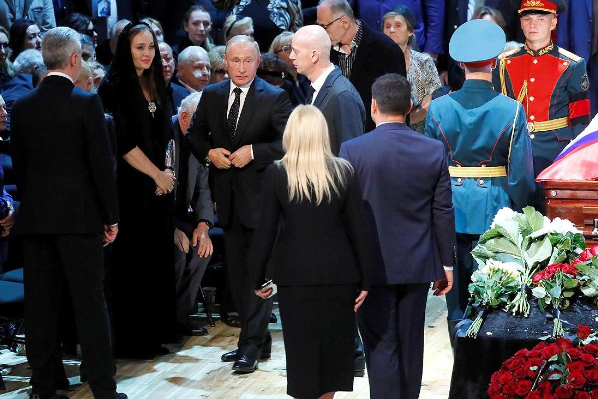 Вдова Кобзона на похоронах супруга "сияла" в компании Путина Вдова Кобзона на похоронах супруга "сияла" в компании Путина