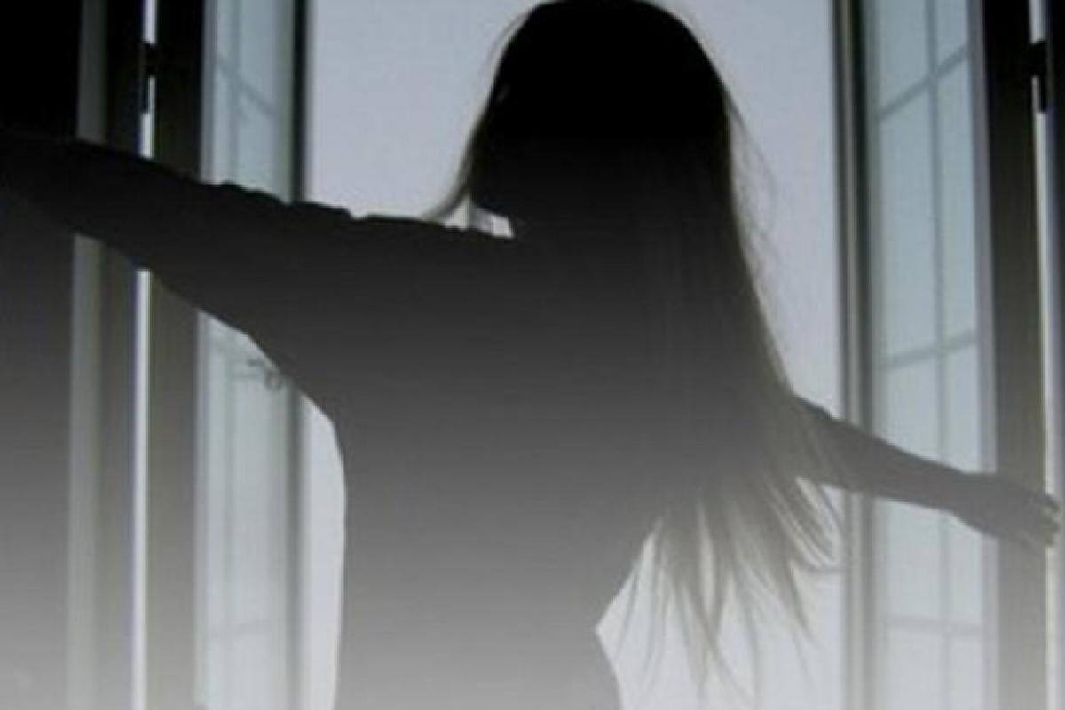 В Харькове 14-летняя школьница выпала с балкона многоэтажки В Харькове 14-летняя школьница выпала с балкона многоэтажки