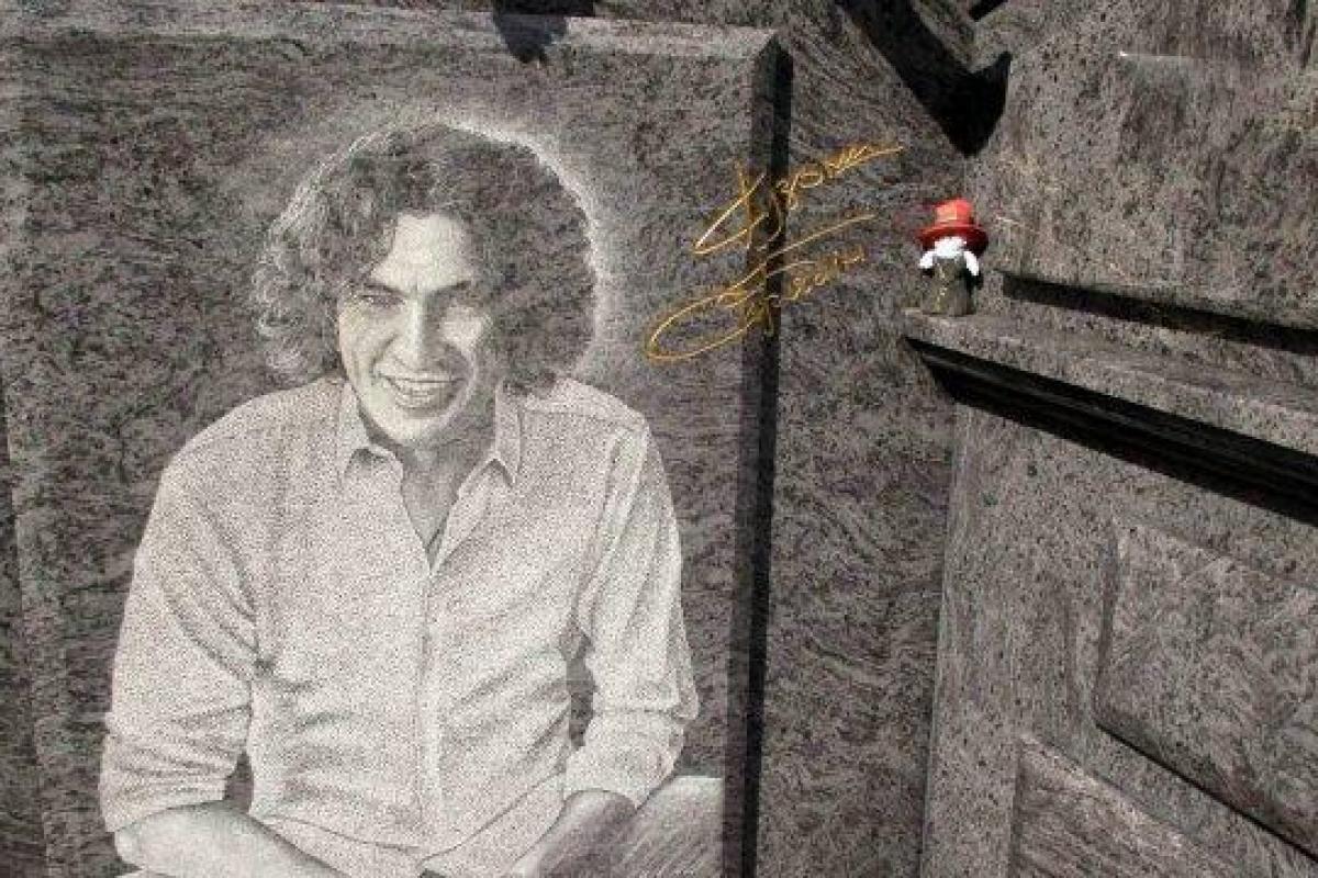 Мать Кузьмы Скрябина просит украинцев помочь найти и наказать рекламщиков-мародеров Мать Кузьмы Скрябина просит украинцев помочь найти и наказать рекламщиков-мародеров