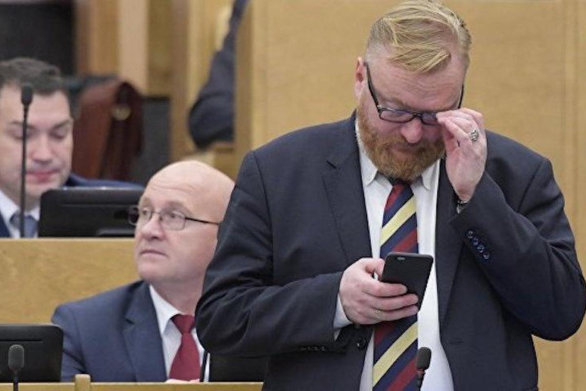 "Значит ты сумасшедший, тебя в психушку надо", - Милонов устроил скандал в очереди за новыми iPhone