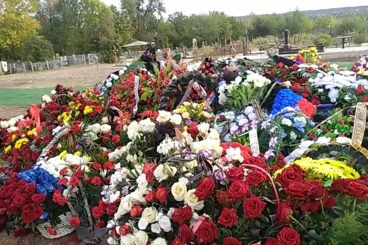 Перестарались: В сети показали могилу Захарченко Перестарались: В сети показали могилу Захарченко