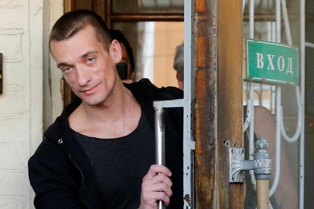 Российского художника, который пытался сжечь Банк Франции, выпустили из-под стражи