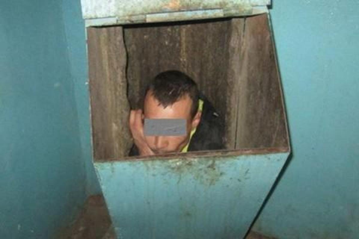 Житель Минска застрял в мусоропроводе, пытаясь достать ключи: опубликовано видео