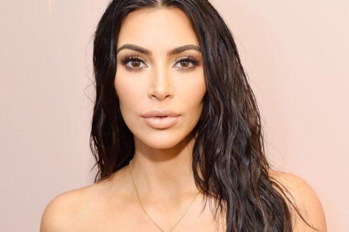 Ким Кардашьян покорила фанатов костюмом из долларов: кадры