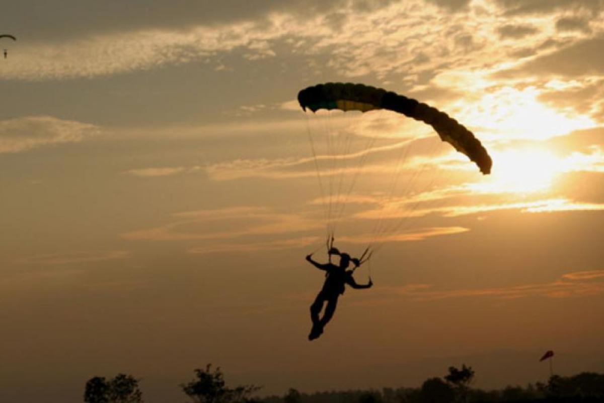 В России парашютисты врезались в линии электросети - опубликовано видео